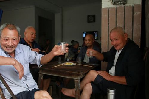 內行人買白酒，不挑貴的只認瓶身2行字，輕松選好酒